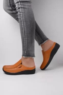 Slippers|Klompen|Wolky Roll Slide oker leer